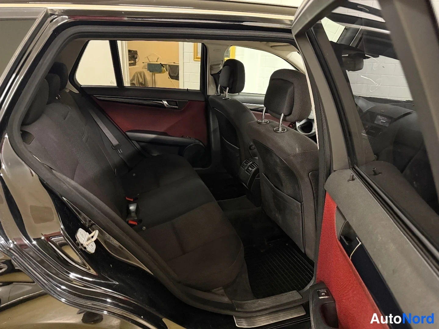 Musta Mercedes-Benz C 200 CDI 2009, takaistuimet, kuva 13