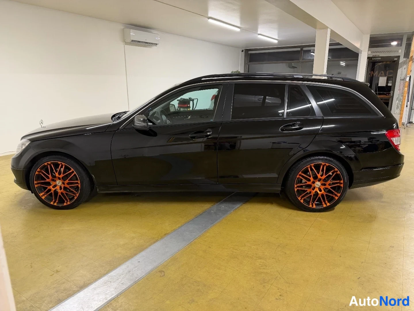 Musta Mercedes-Benz C 200 CDI 2009, etuviisto, keula vasemmalle, kuva 2