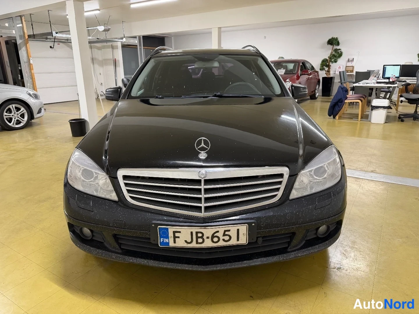 Musta Mercedes-Benz C 200 CDI 2009, edestä, kuva 4