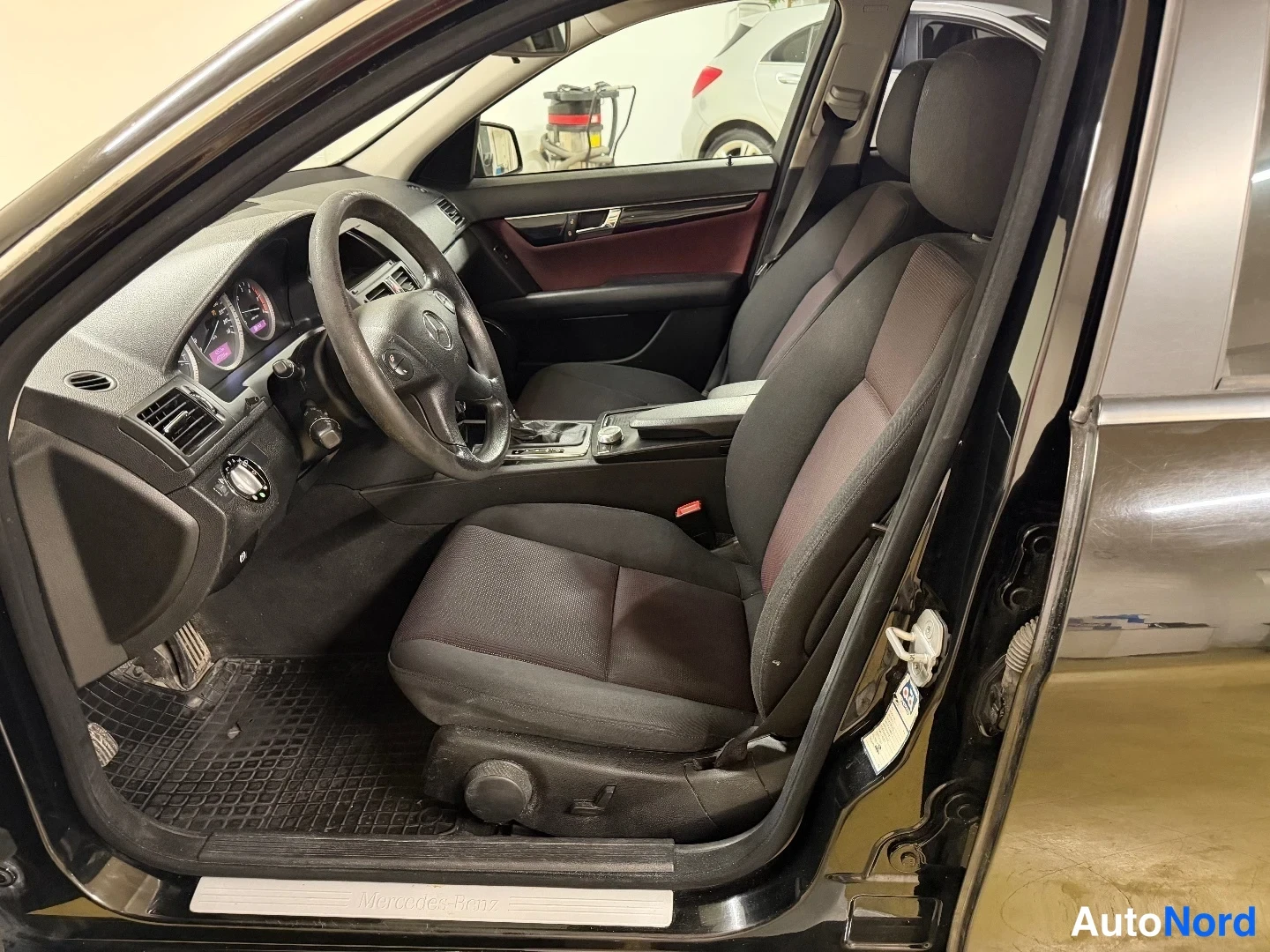 Musta Mercedes-Benz C 200 CDI 2009, ohjaamo, kuva 9