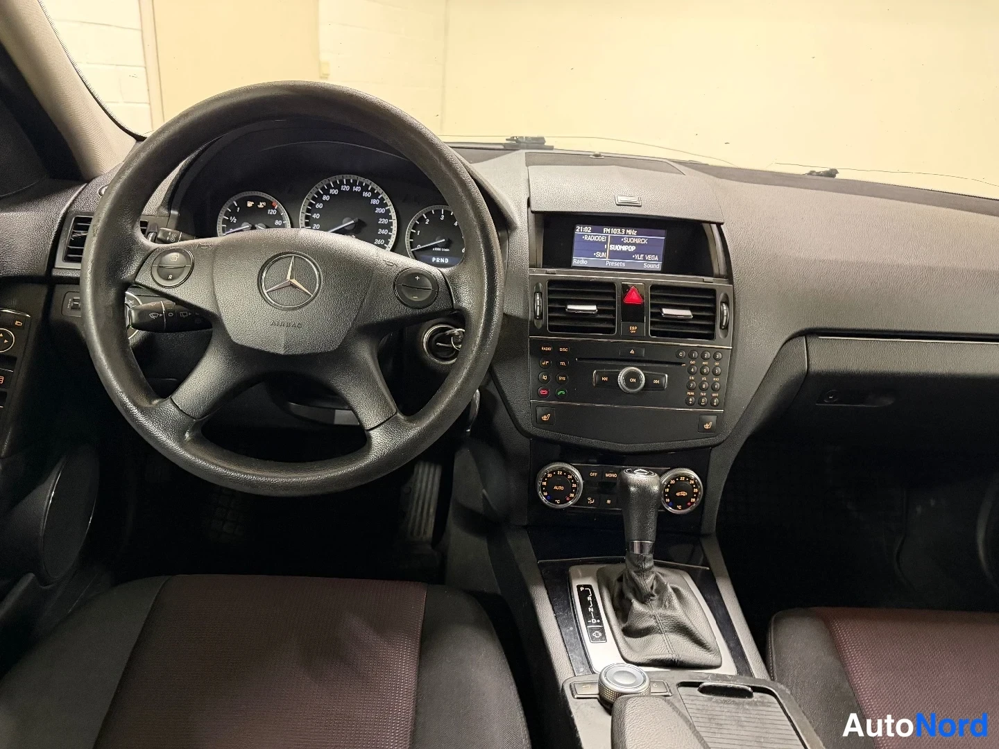 Musta Mercedes-Benz C 200 CDI 2009, ohjaamo, kuva 10