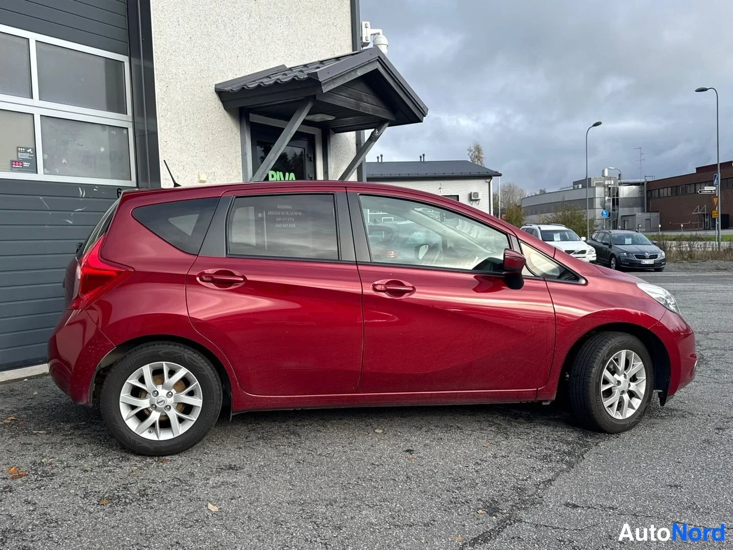 Punainen Nissan Note 2016, sivulta, kuva 4