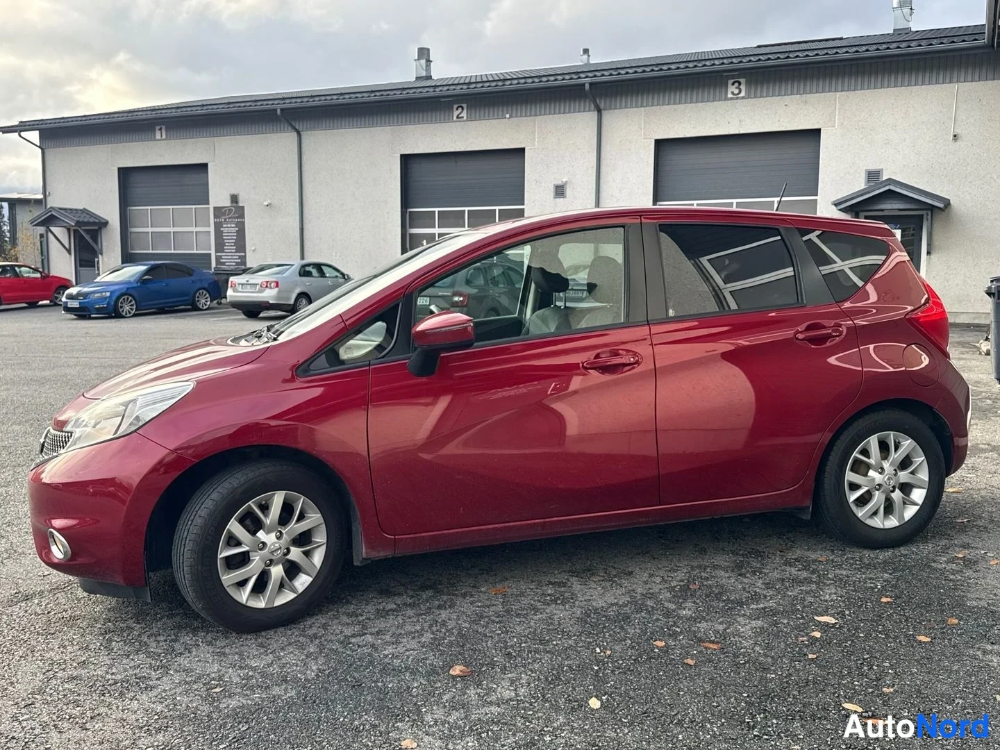Punainen Nissan Note 2016, etuviisto, keula vasemmalle, kuva 2