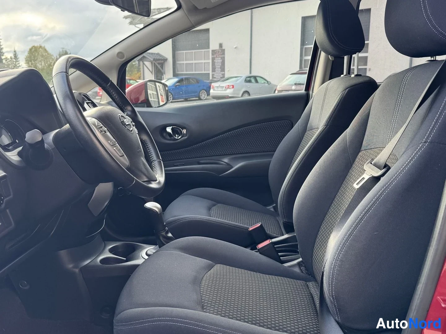 Punainen Nissan Note 2016, etuistuimet, kuva 5