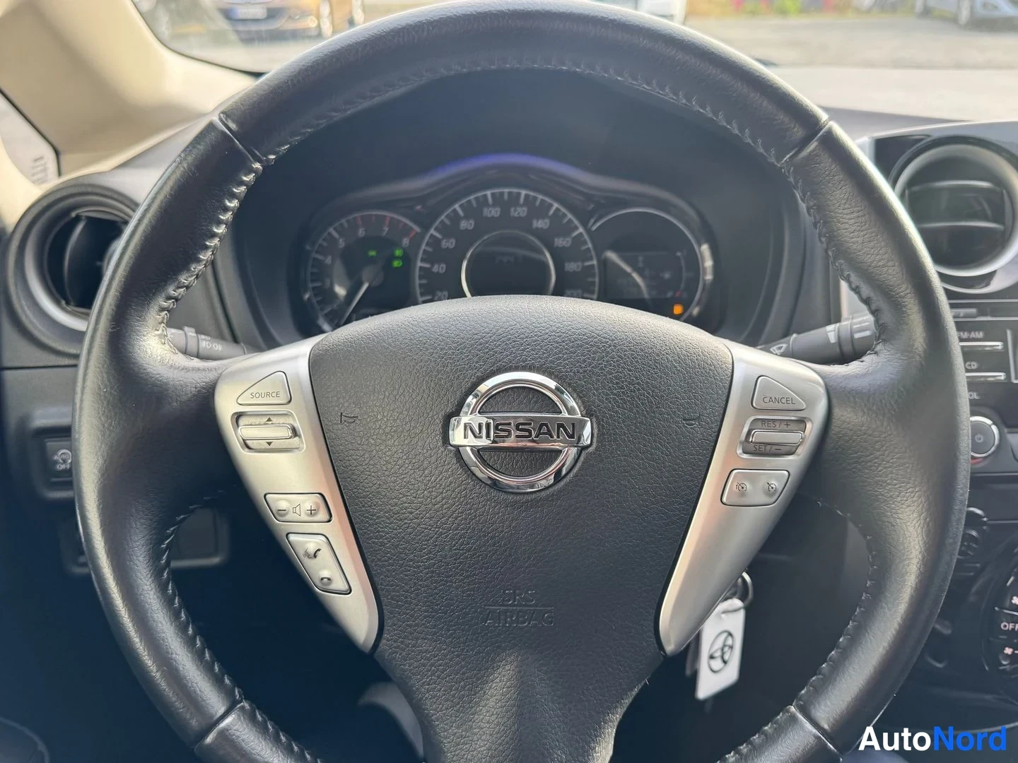 Punainen Nissan Note 2016, yksityiskohta, kuva 6