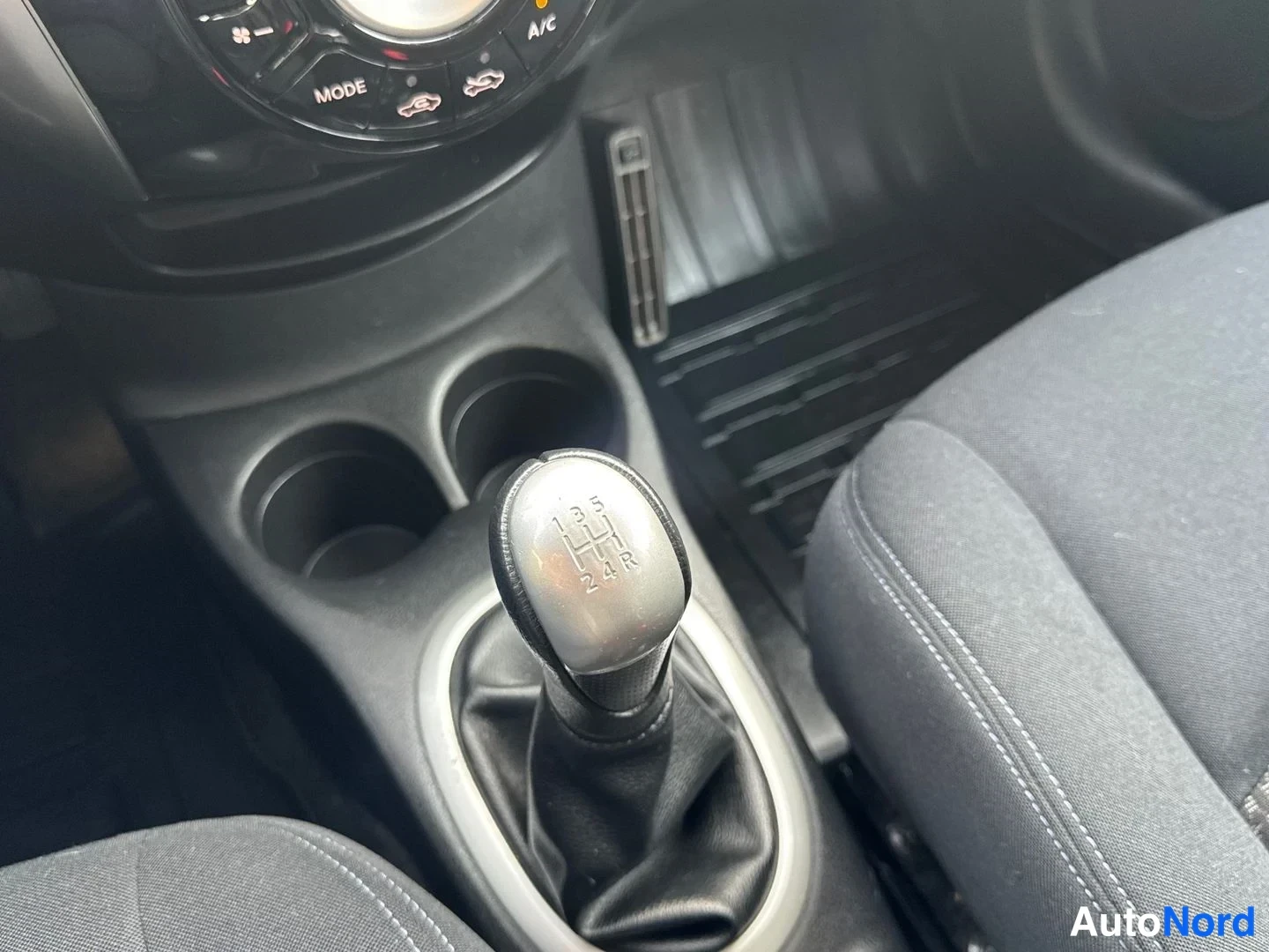 Punainen Nissan Note 2016, yksityiskohta, kuva 8