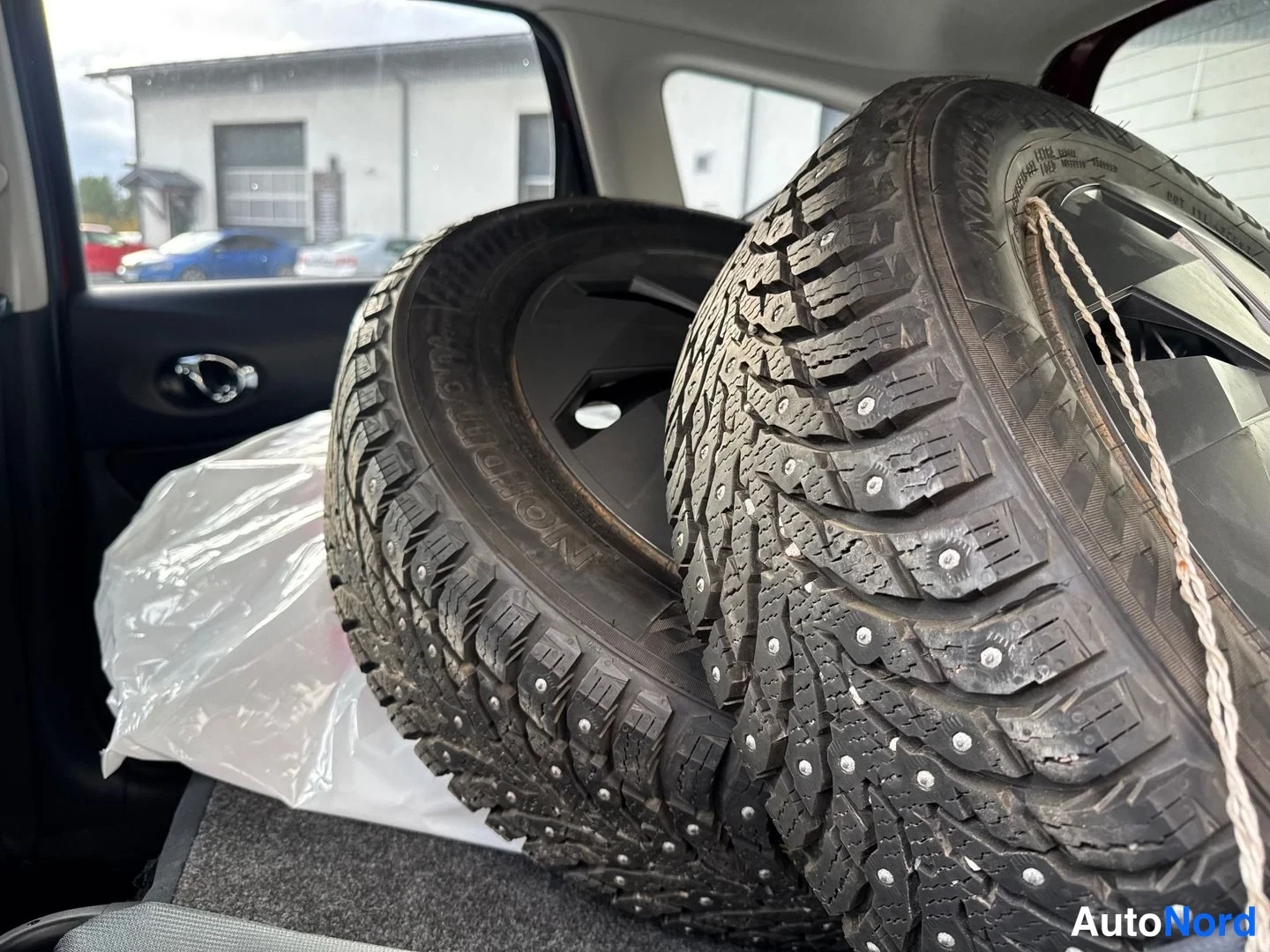 Punainen Nissan Note 2016, yksityiskohta, kuva 9