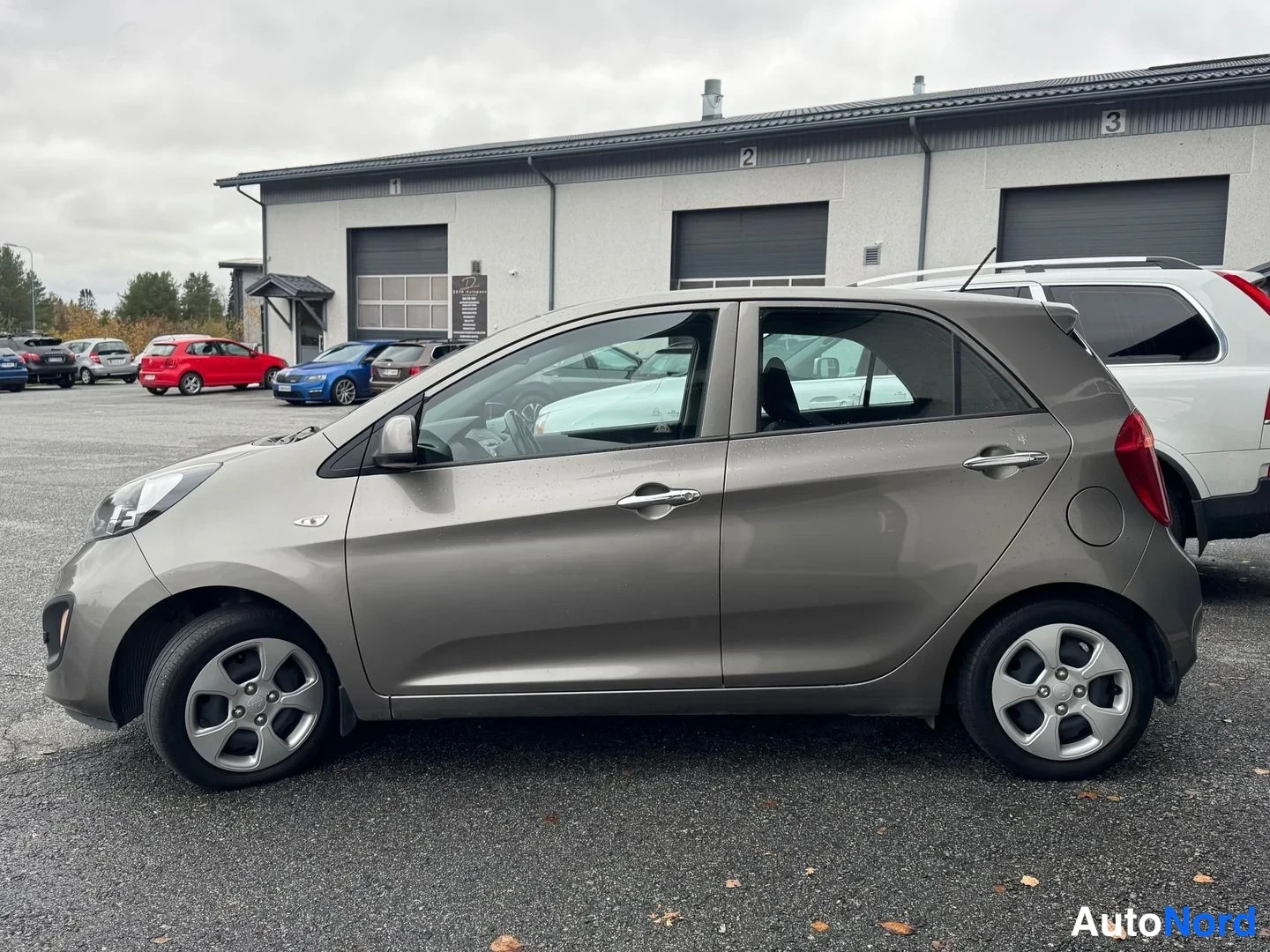 Harmaa Kia Picanto 2013, etuviisto, keula vasemmalle, kuva 2