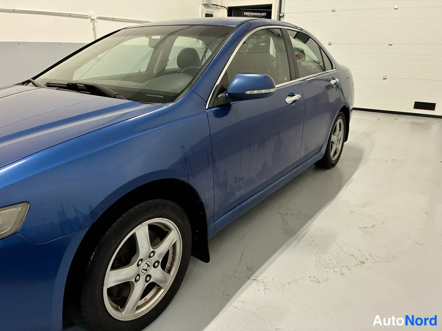 Blue Honda Accord Sedan 2004, front three-quarter, nose to the left, photo 2