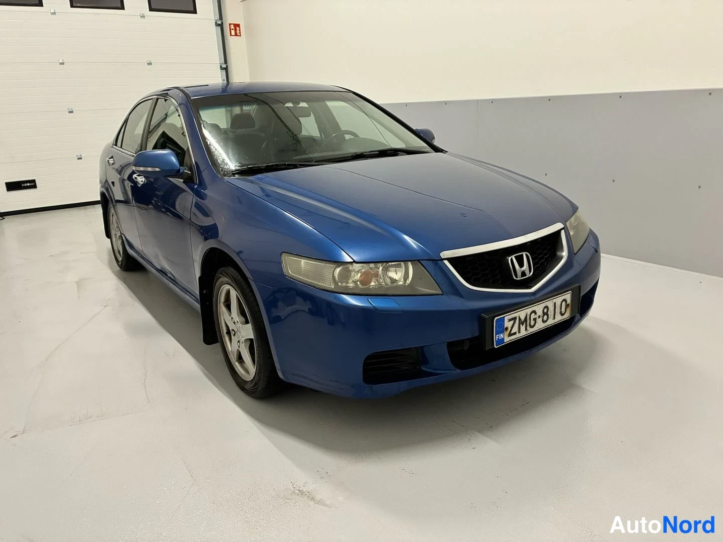 Blue Honda Accord Sedan 2004, front three-quarter, nose to the right, photo 3