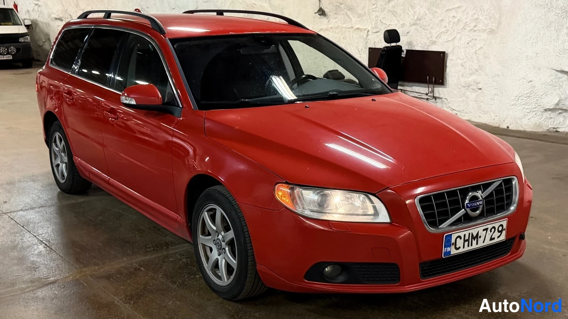Punainen Volvo V70 2010, etuviisto, keula oikealle, kuva 3