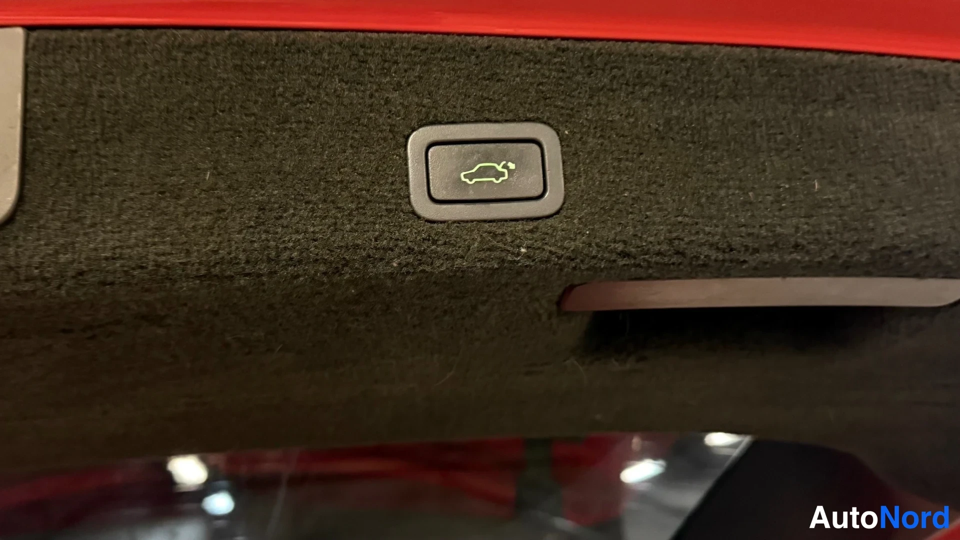 Punainen Volvo V70 2010, yksityiskohta, kuva 23