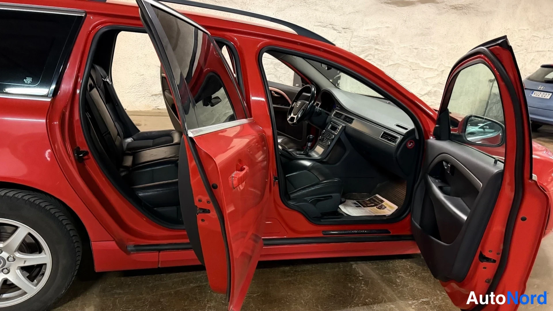 Punainen Volvo V70 2010, sivulta, kuva 8