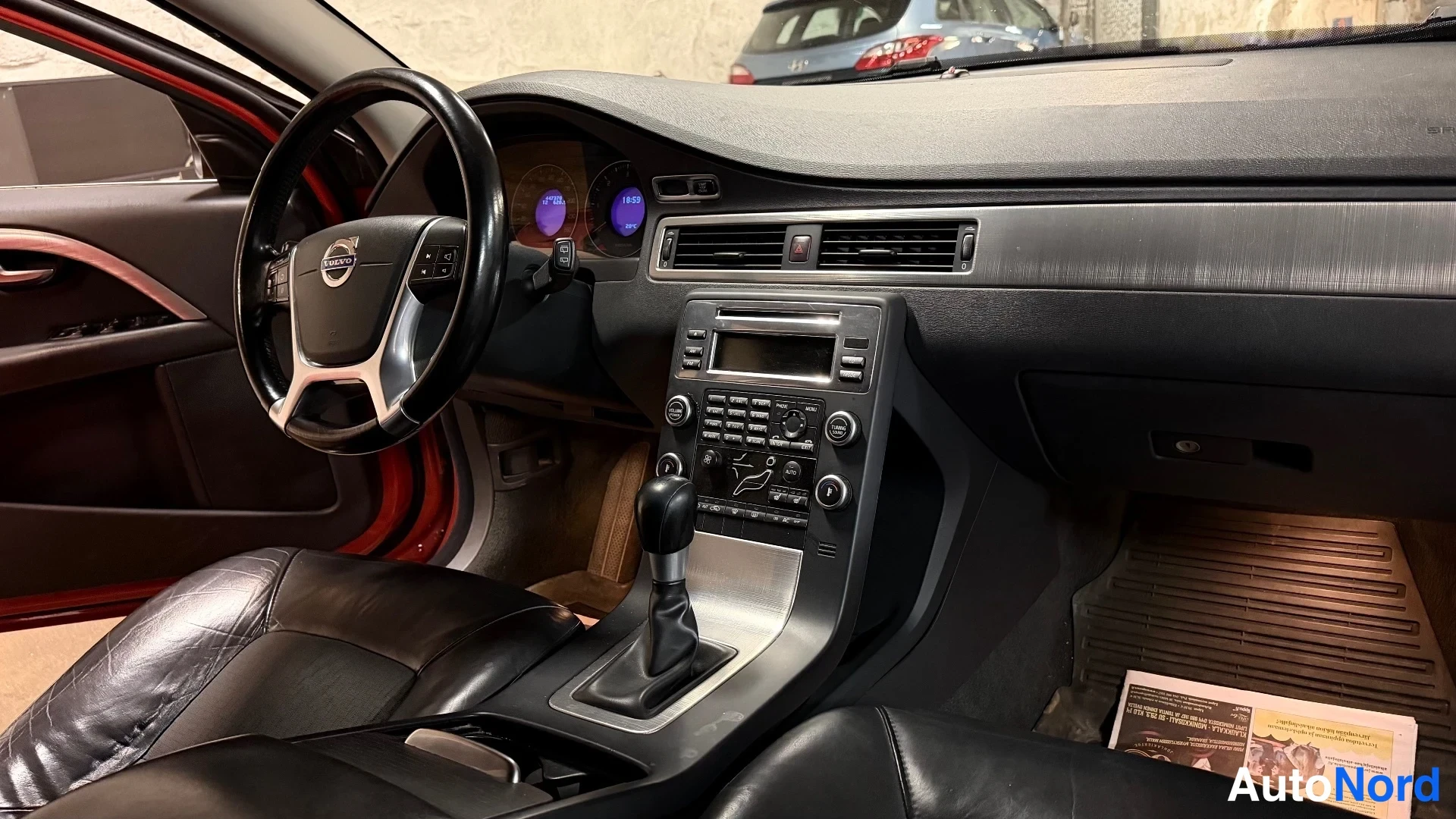 Punainen Volvo V70 2010, ohjaamo, kuva 14