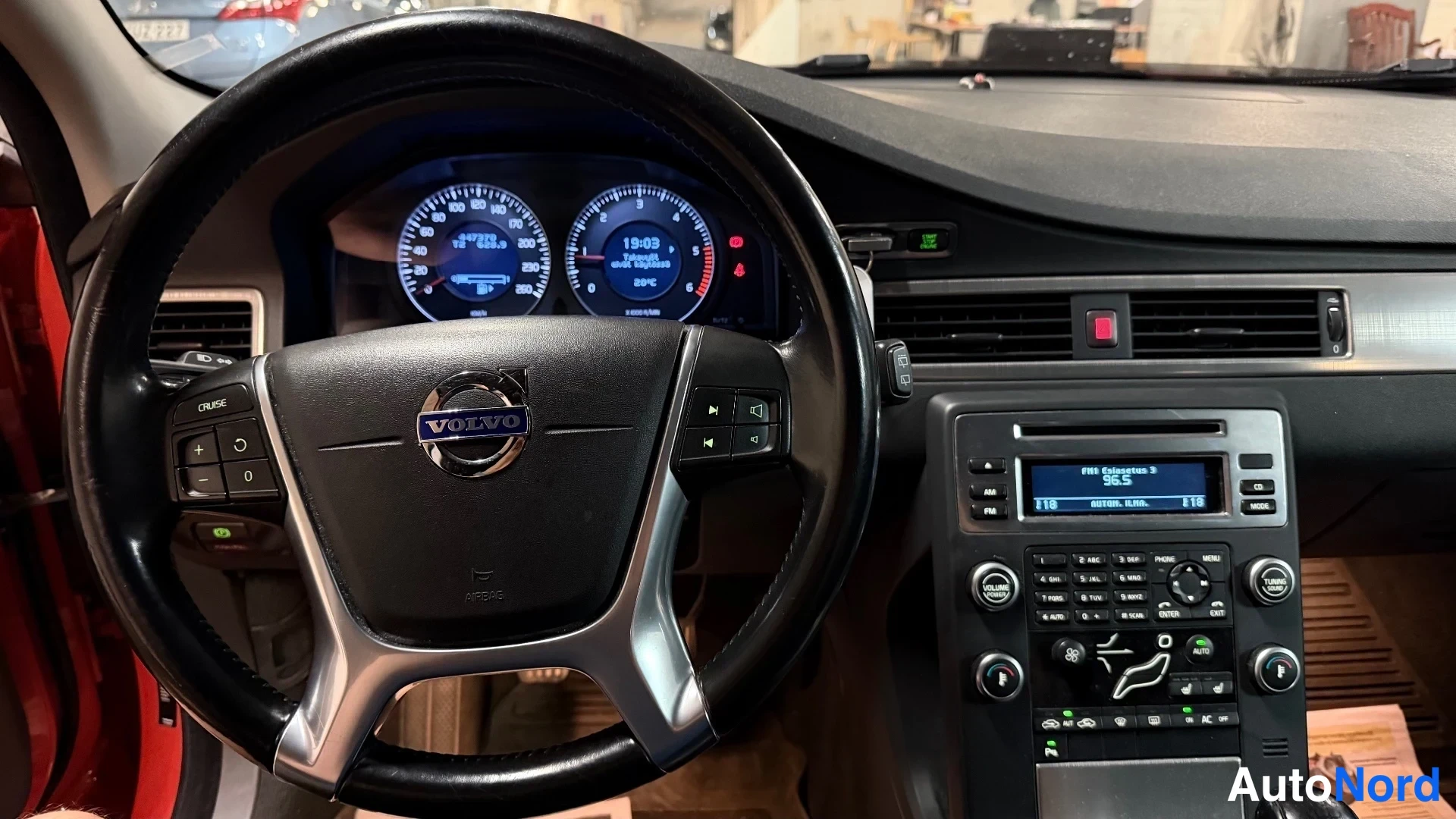 Punainen Volvo V70 2010, ohjaamo, kuva 15