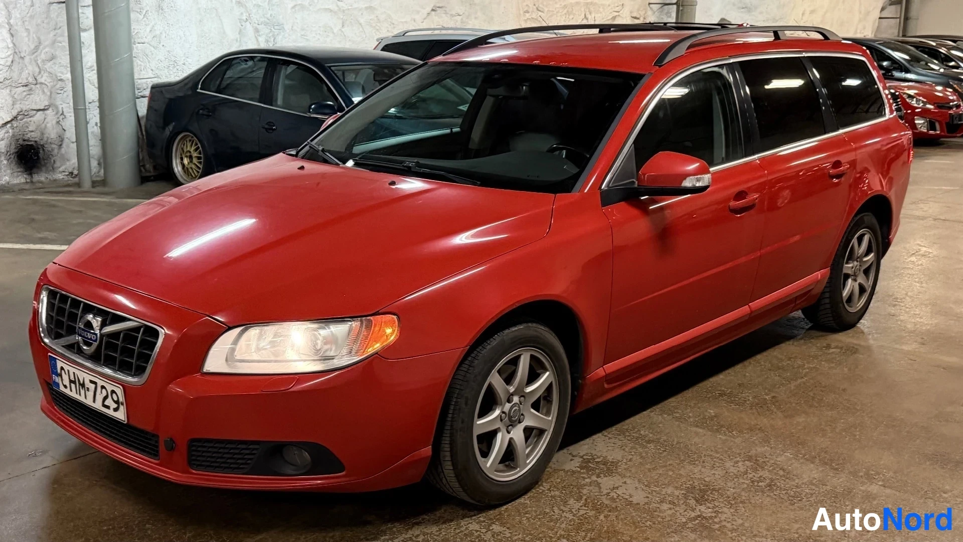 Punainen Volvo V70 2010, etuviisto, keula vasemmalle, kuva 2