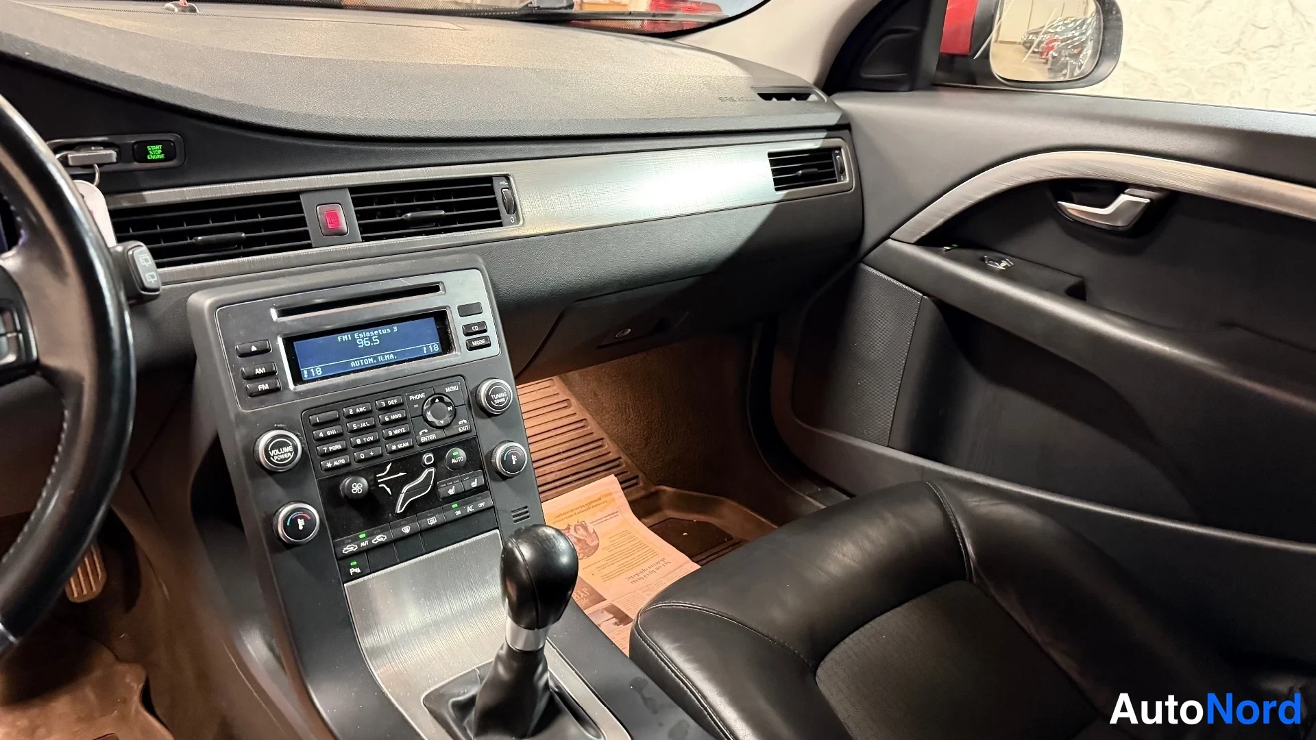Punainen Volvo V70 2010, ohjaamo, kuva 16