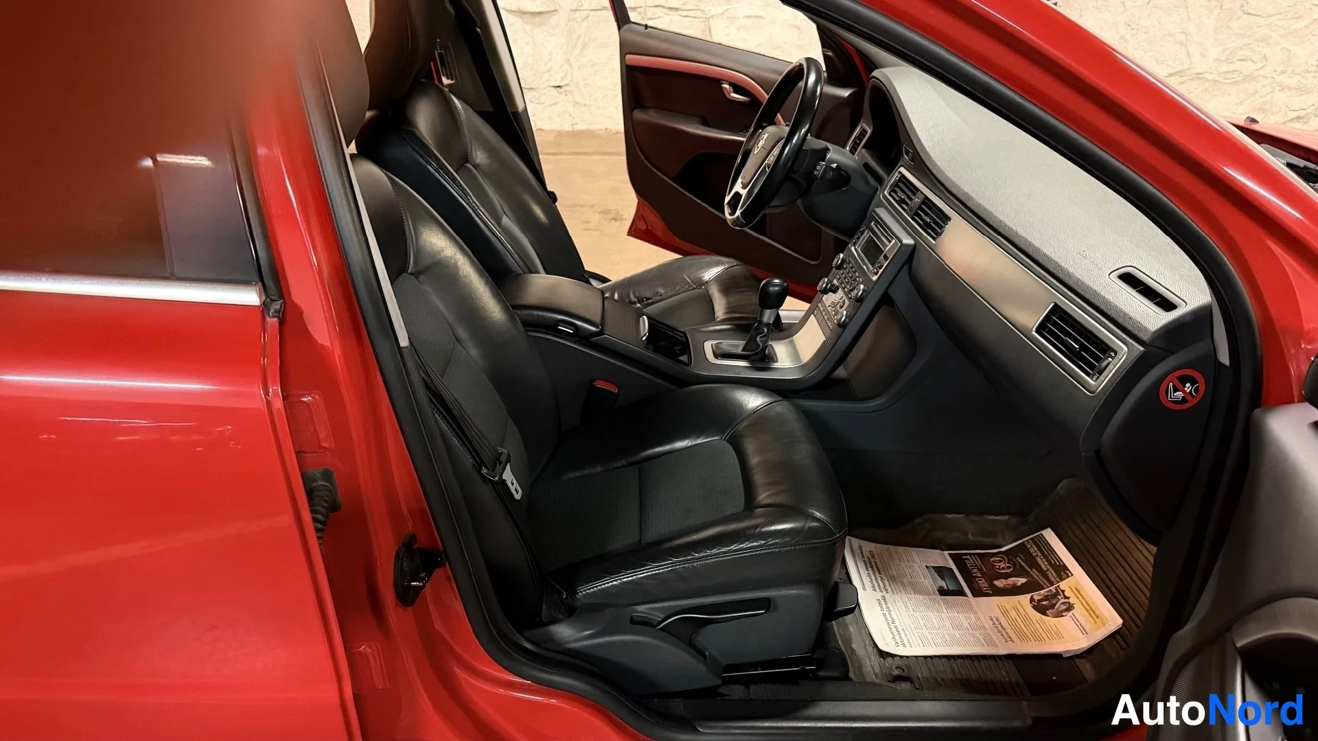Punainen Volvo V70 2010, etuistuimet, kuva 18