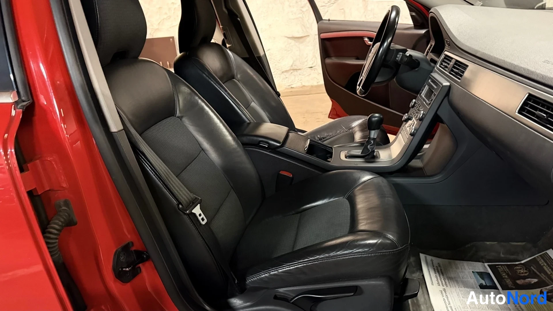 Punainen Volvo V70 2010, etuistuimet, kuva 19