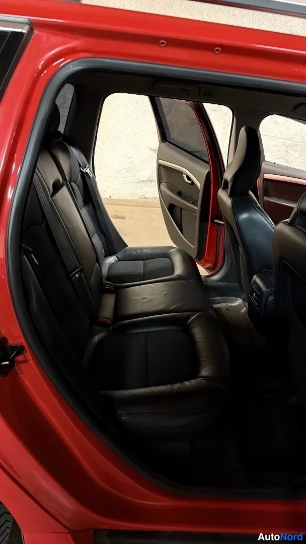 Punainen Volvo V70 2010, takaistuimet, kuva 20