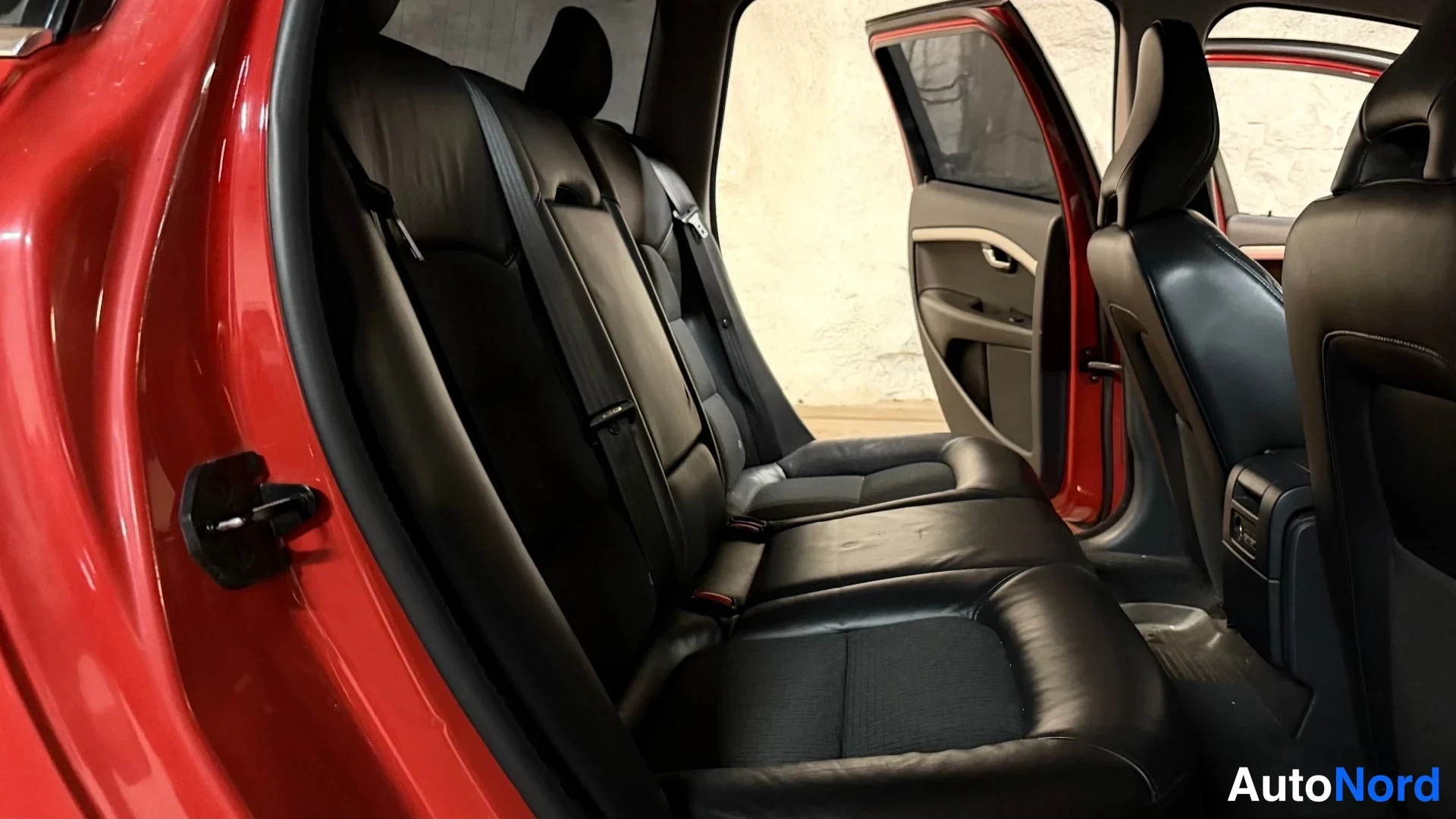 Punainen Volvo V70 2010, takaistuimet, kuva 21