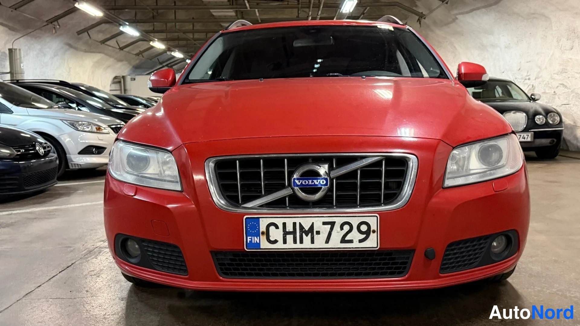 Punainen Volvo V70 2010, edestä, kuva 5