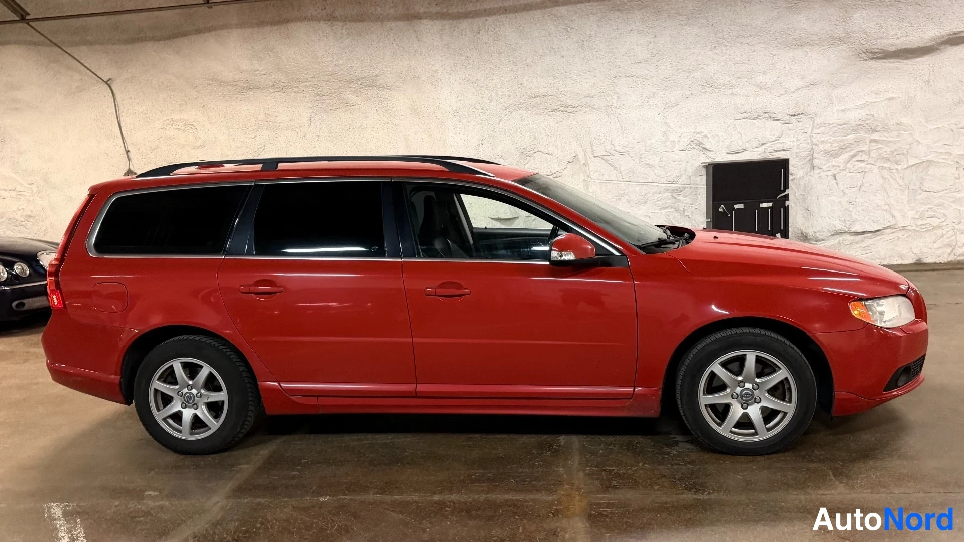 Punainen Volvo V70 2010, sivulta, kuva 6