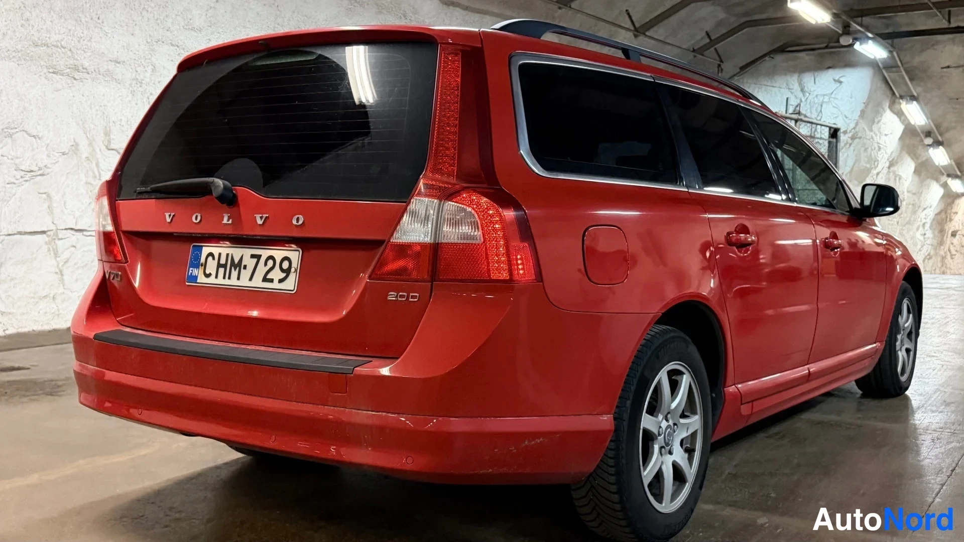 Punainen Volvo V70 2010, takaviisto, kuva 10