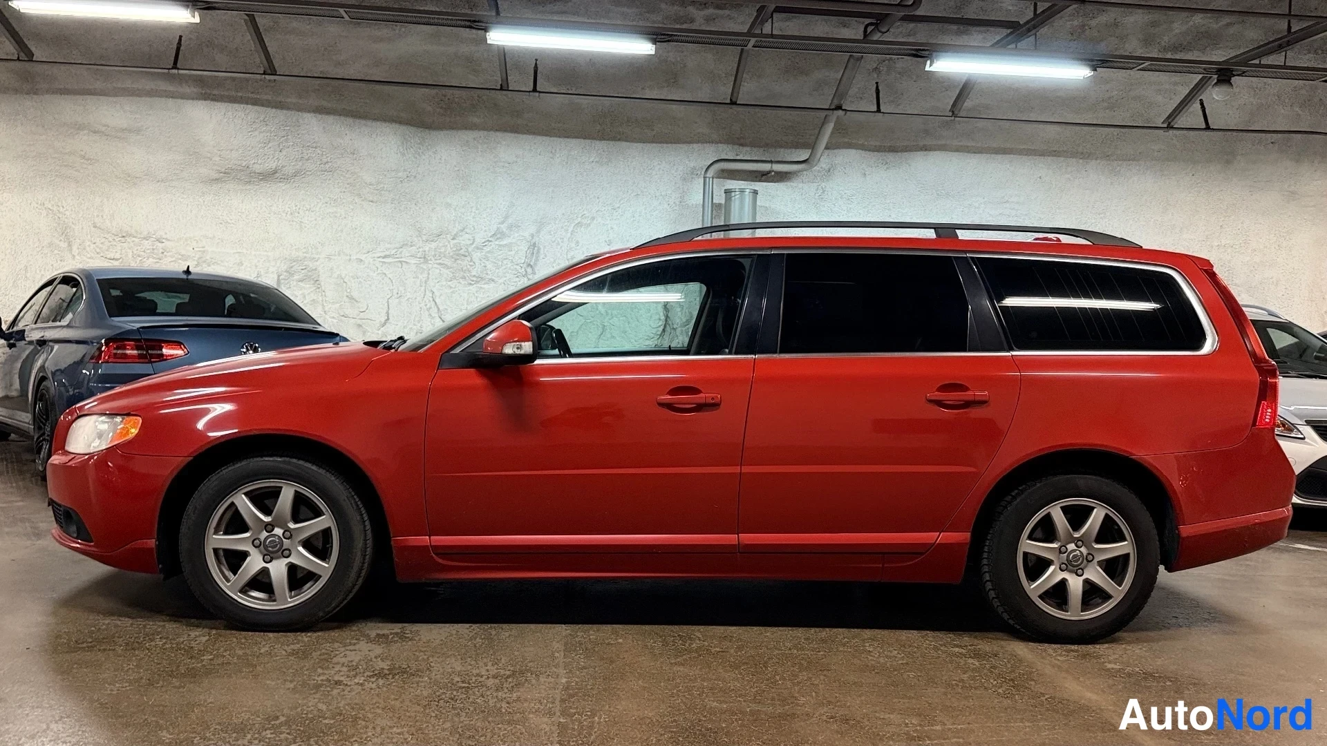 Punainen Volvo V70 2010, sivulta, kuva 7