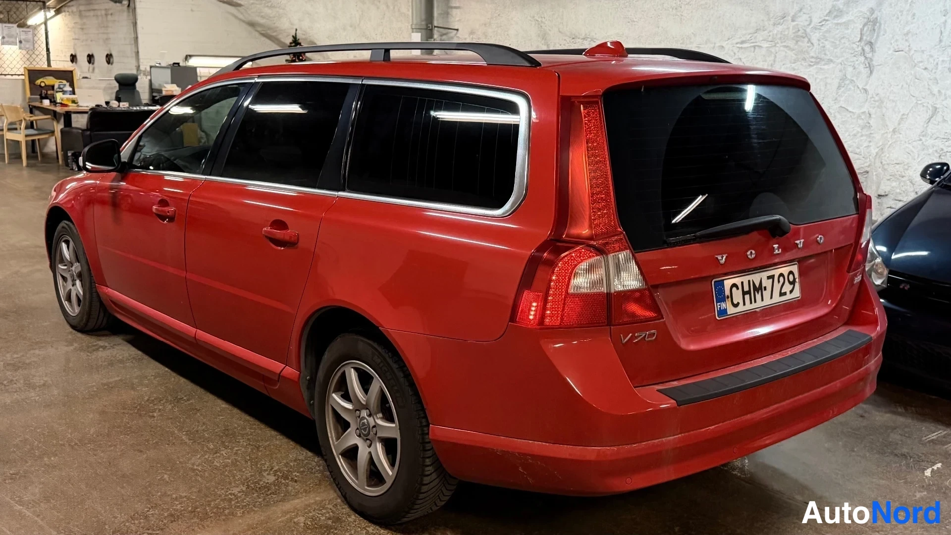 Punainen Volvo V70 2010, takaviisto, kuva 11