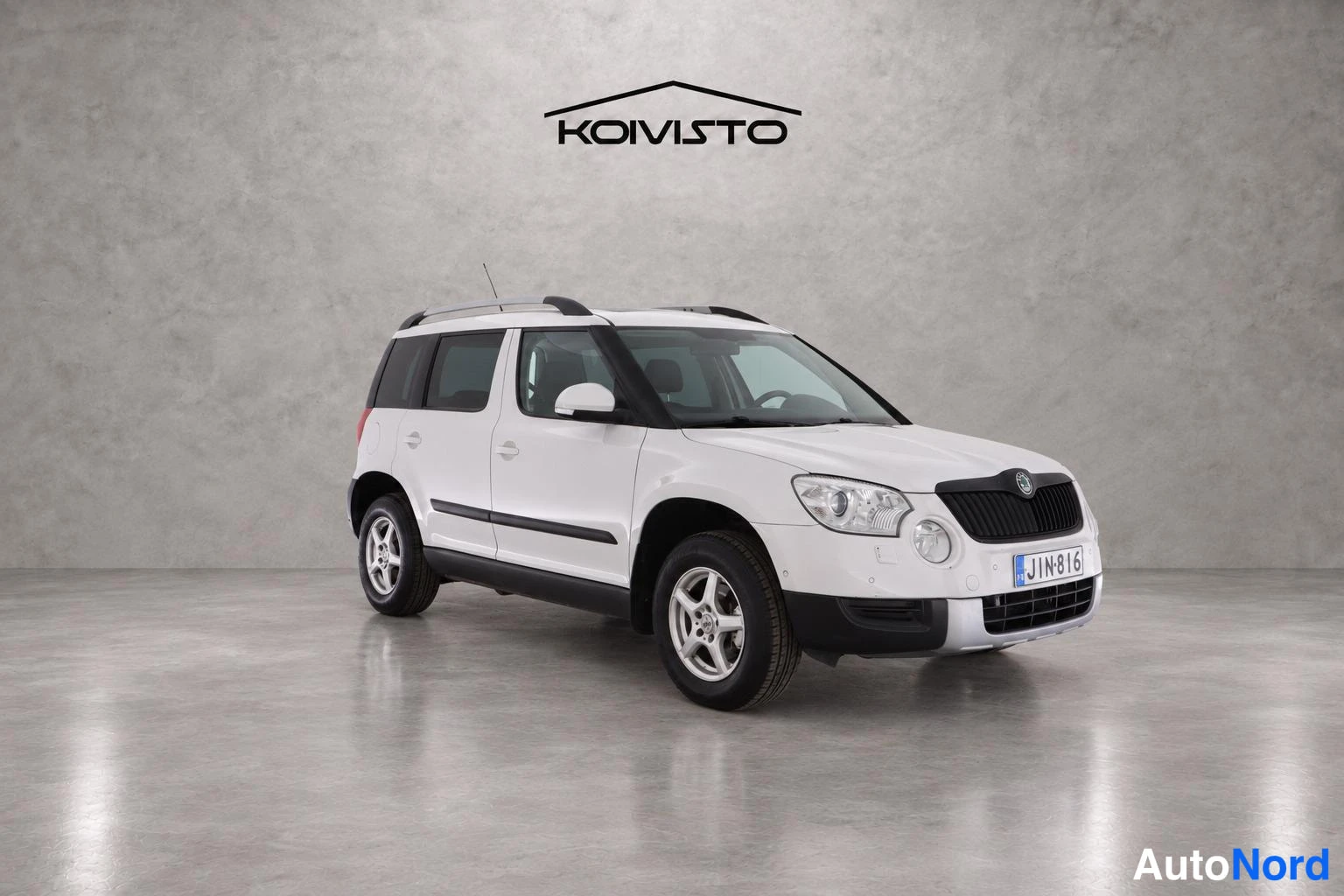 Valkoinen Skoda Yeti 2010, etuviisto, keula oikealle, kuva 2