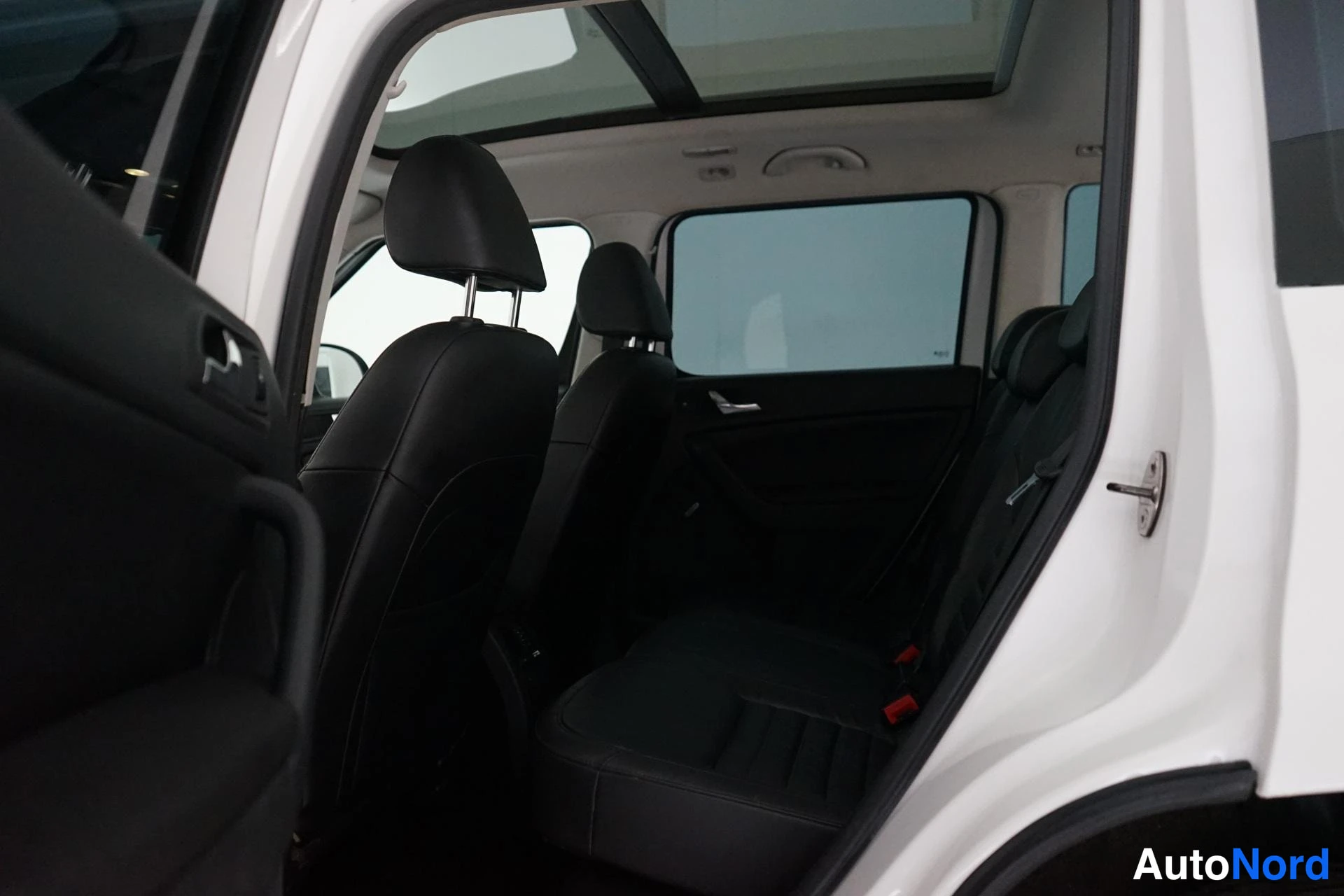Valkoinen Skoda Yeti 2010, takaistuimet, kuva 10