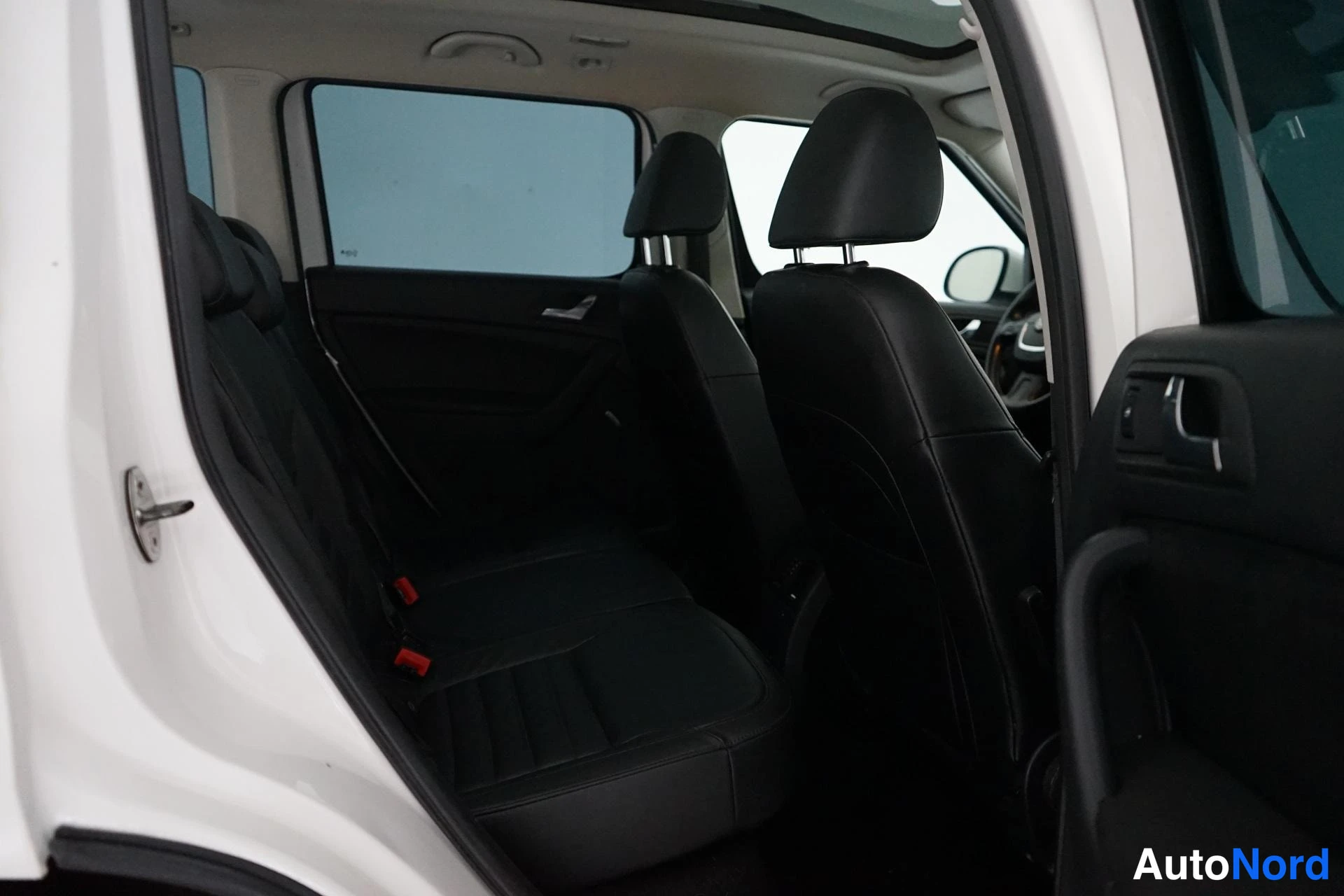 Valkoinen Skoda Yeti 2010, takaistuimet, kuva 11