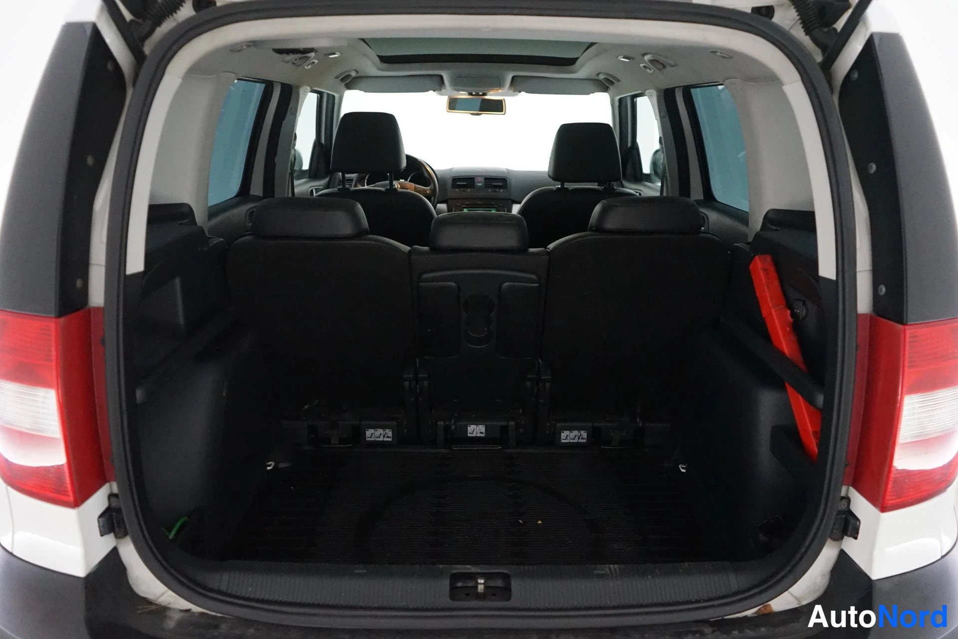 Valkoinen Skoda Yeti 2010, tavaratila, kuva 12