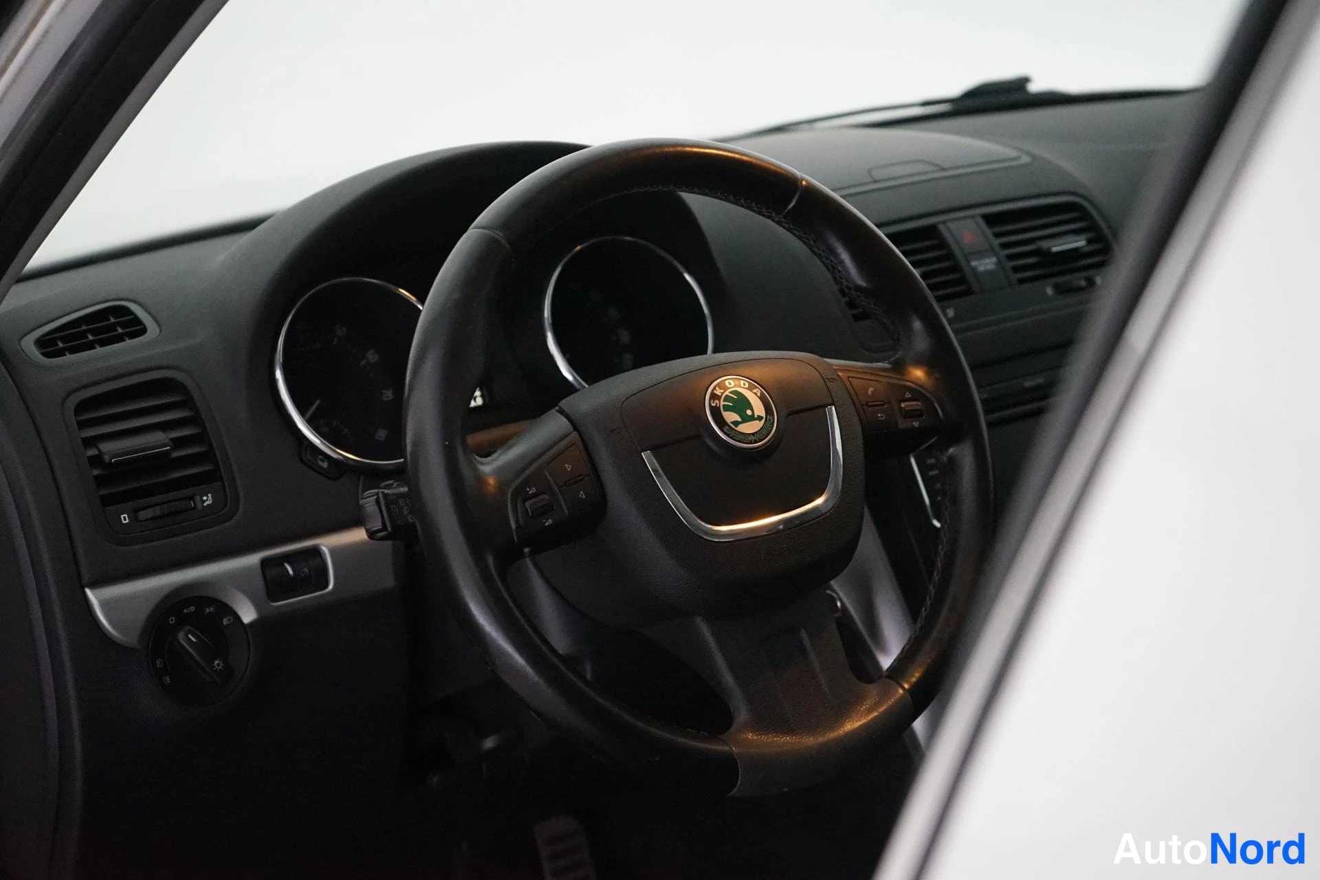 Valkoinen Skoda Yeti 2010, ohjaamo, kuva 8