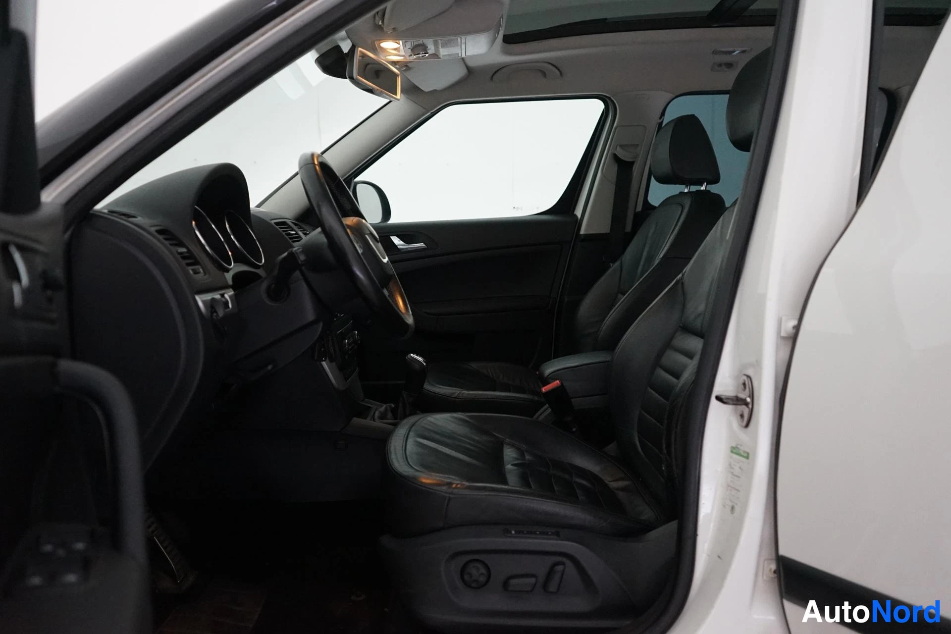 Valkoinen Skoda Yeti 2010, kuva 19