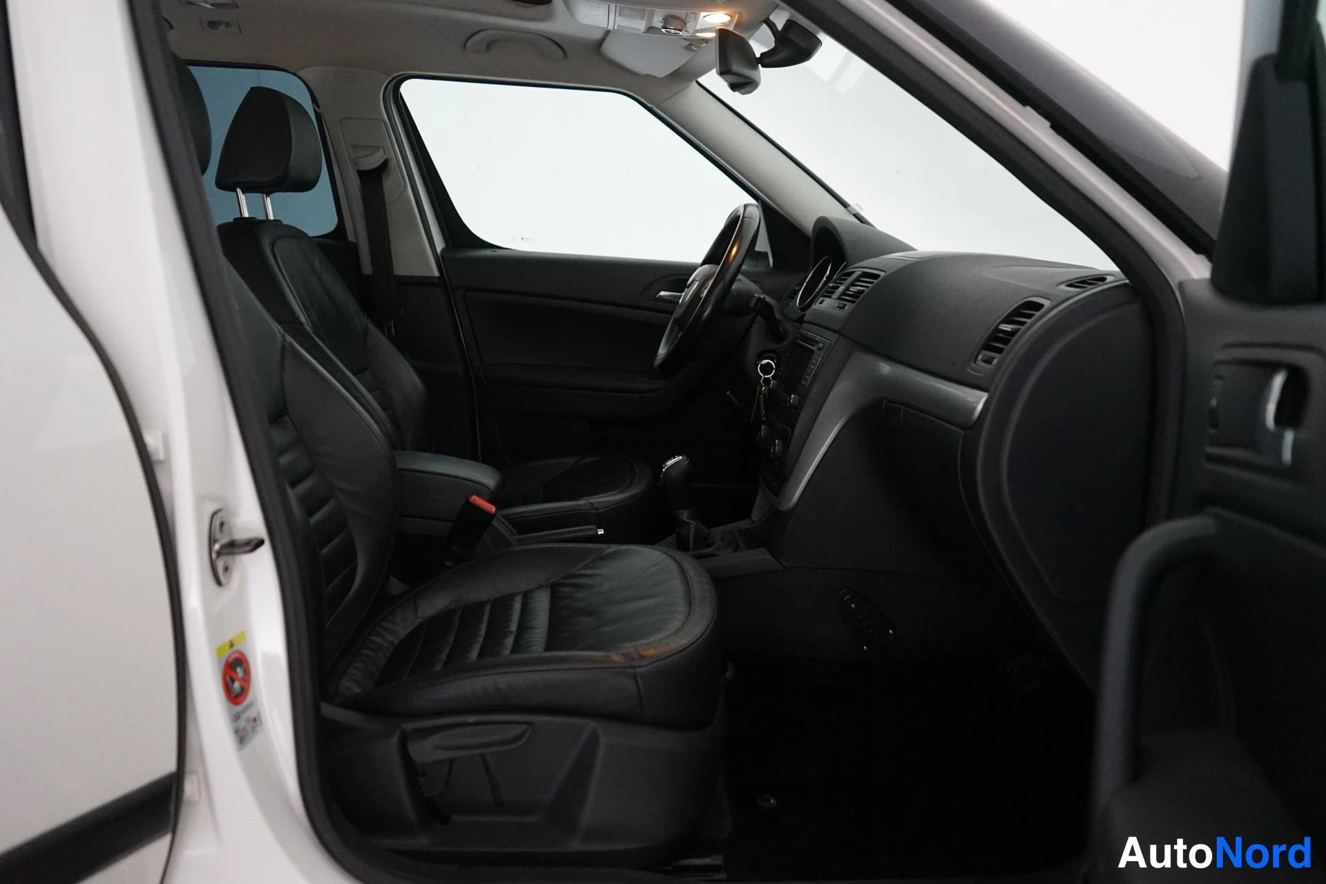 Valkoinen Skoda Yeti 2010, ohjaamo, kuva 9