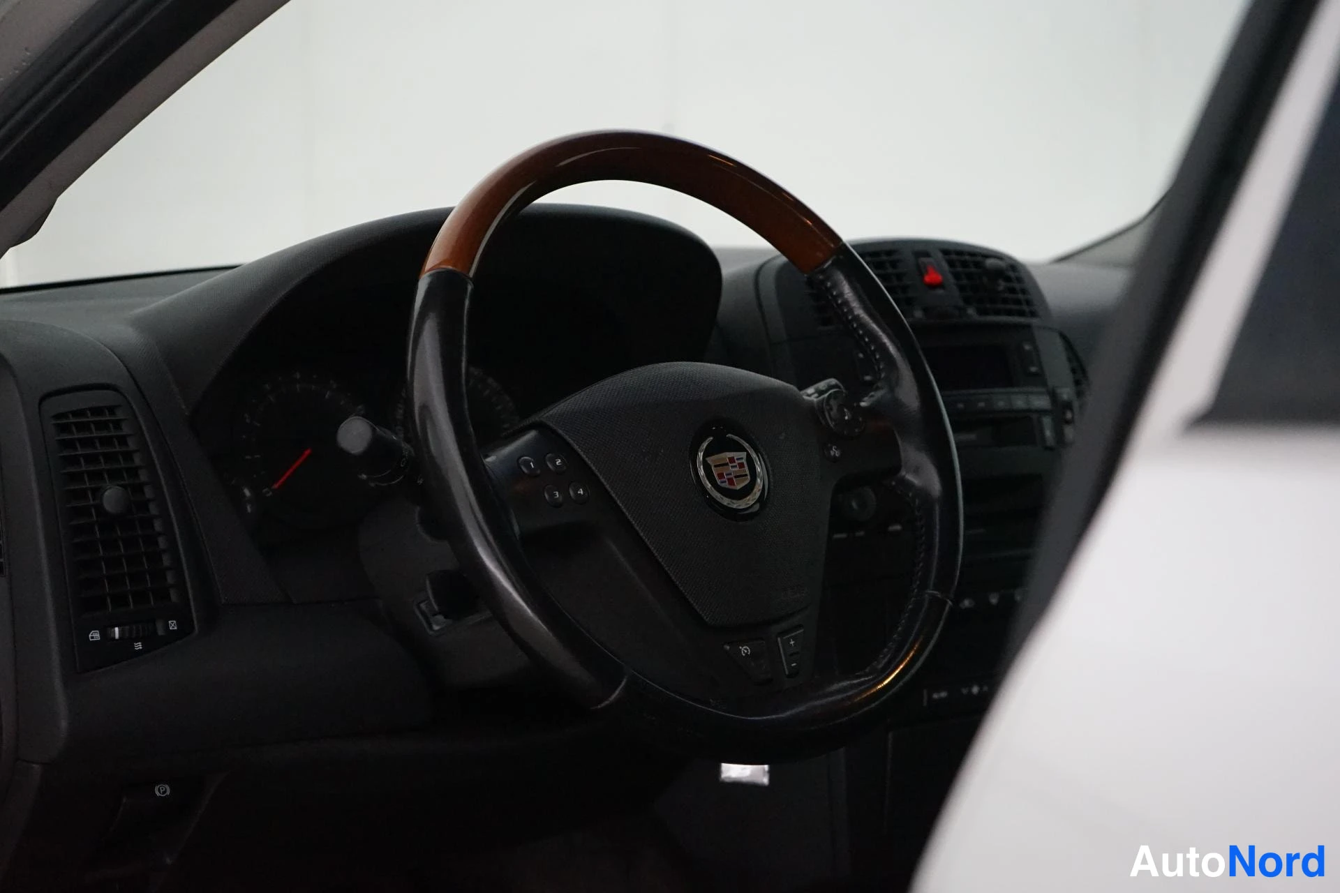 Hopea Cadillac CTS 2003, ohjaamo, kuva 8