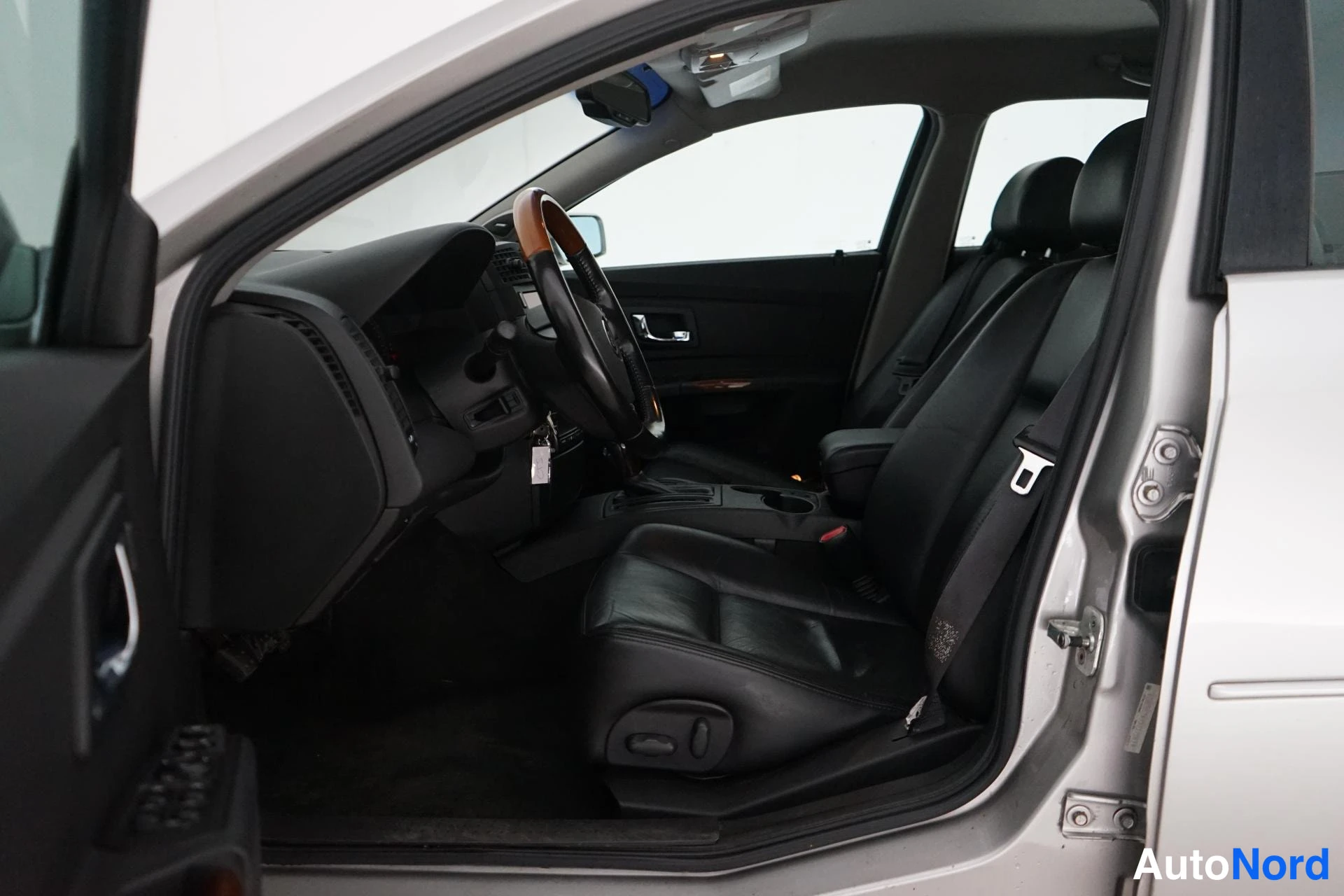 Hopea Cadillac CTS 2003, etuistuimet, kuva 11