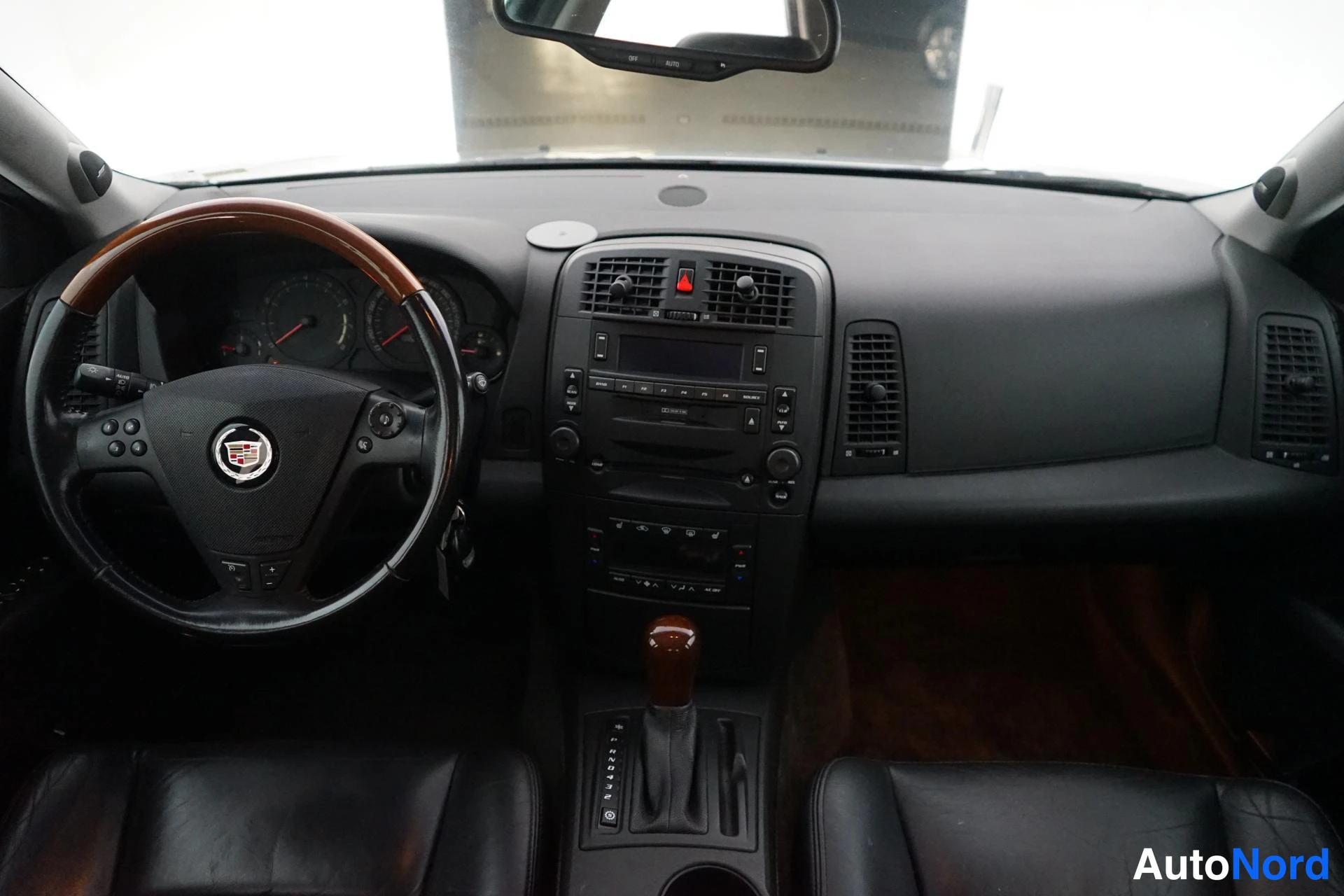 Hopea Cadillac CTS 2003, ohjaamo, kuva 9