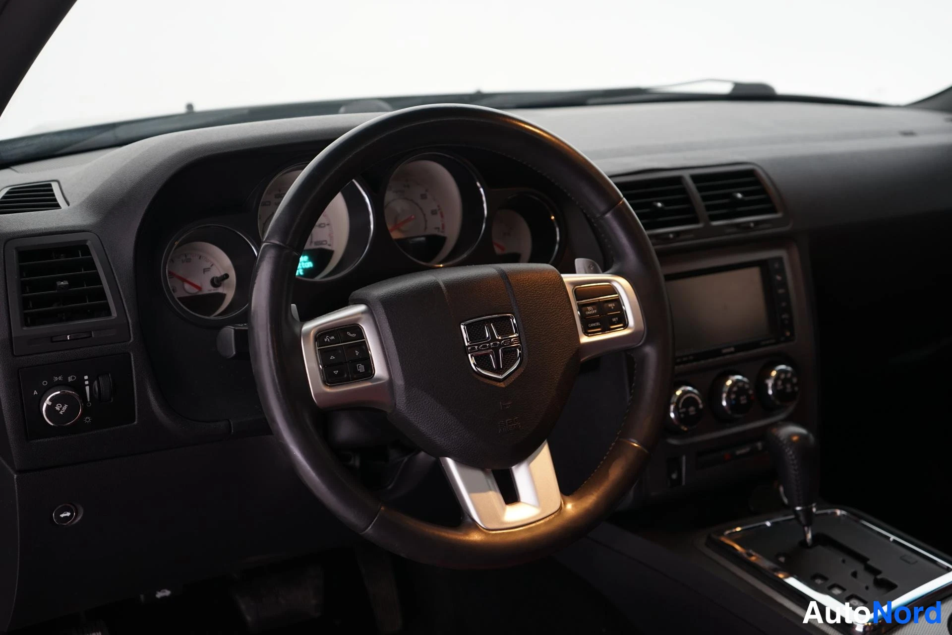 Musta Dodge Challenger 2012, ohjaamo, kuva 9