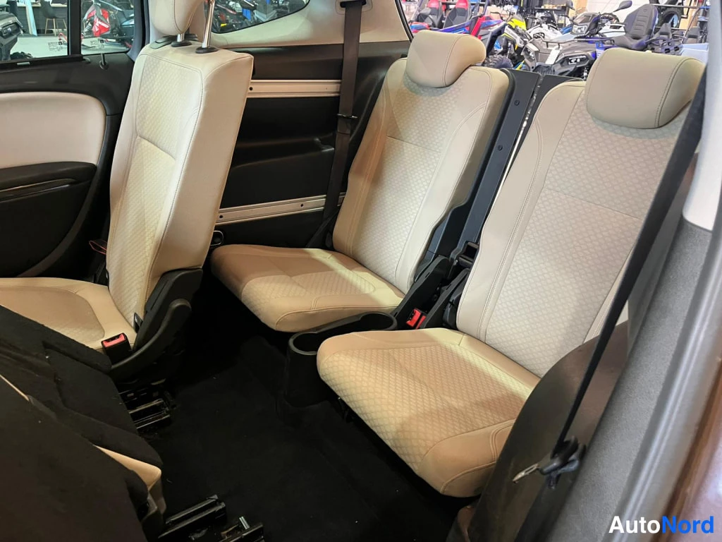 Ruskea Opel Zafira Tourer 2017, kuva 11