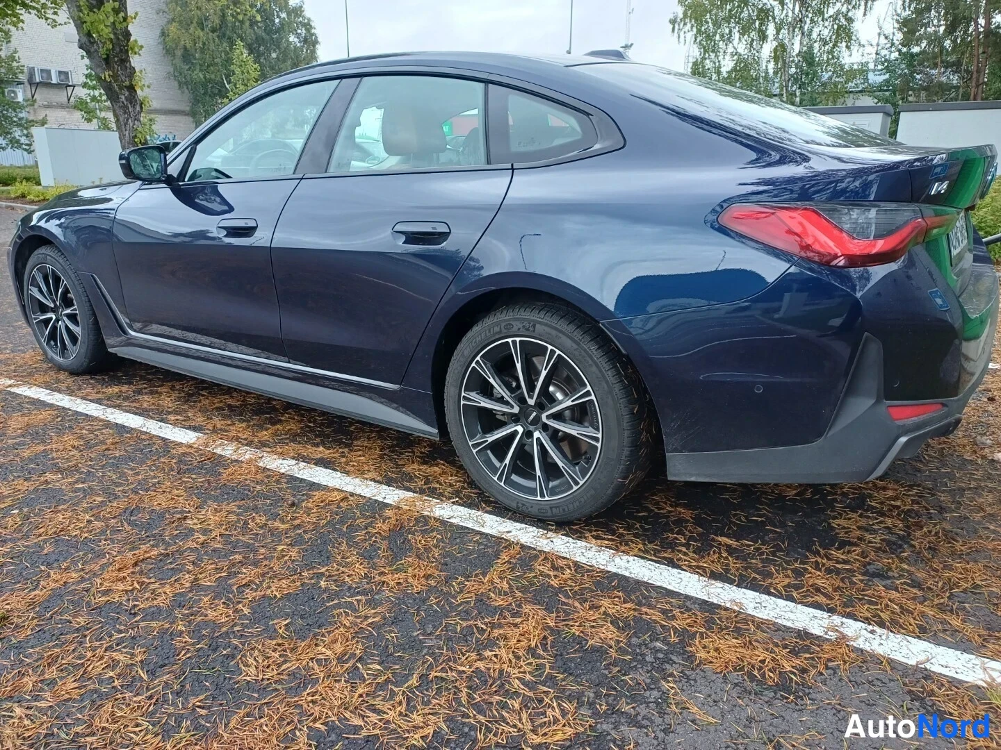 Sininen BMW i4 2024, takaviisto, kuva 2