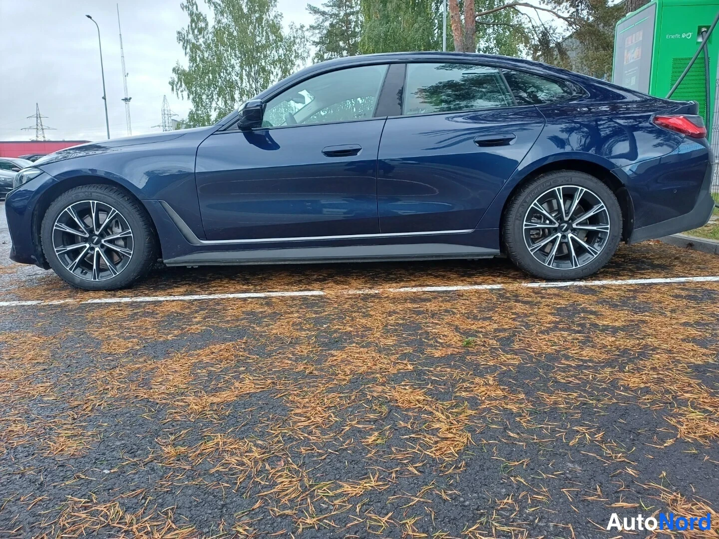 Sininen BMW i4 2024, takaviisto, kuva 3