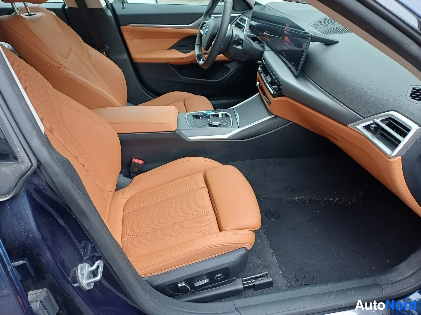 Sininen BMW i4 2024, etuistuimet, kuva 5