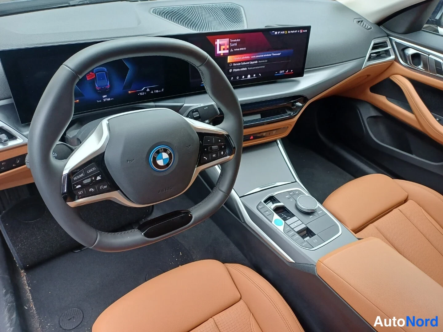 Sininen BMW i4 2024, ohjaamo, kuva 4