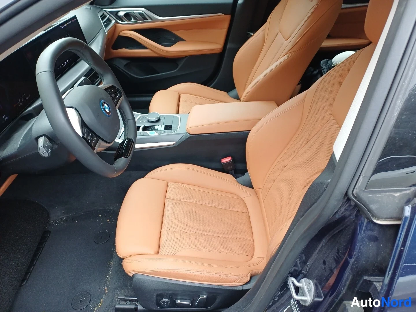 Sininen BMW i4 2024, etuistuimet, kuva 6