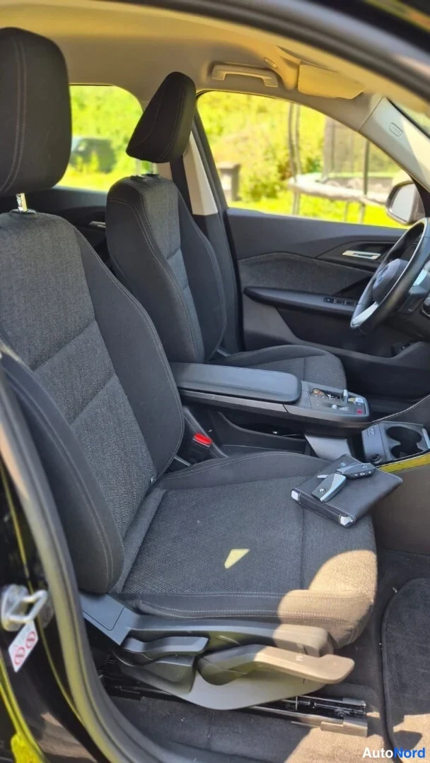 Musta BMW iX1 xDrive30 2023, etuistuimet, kuva 3