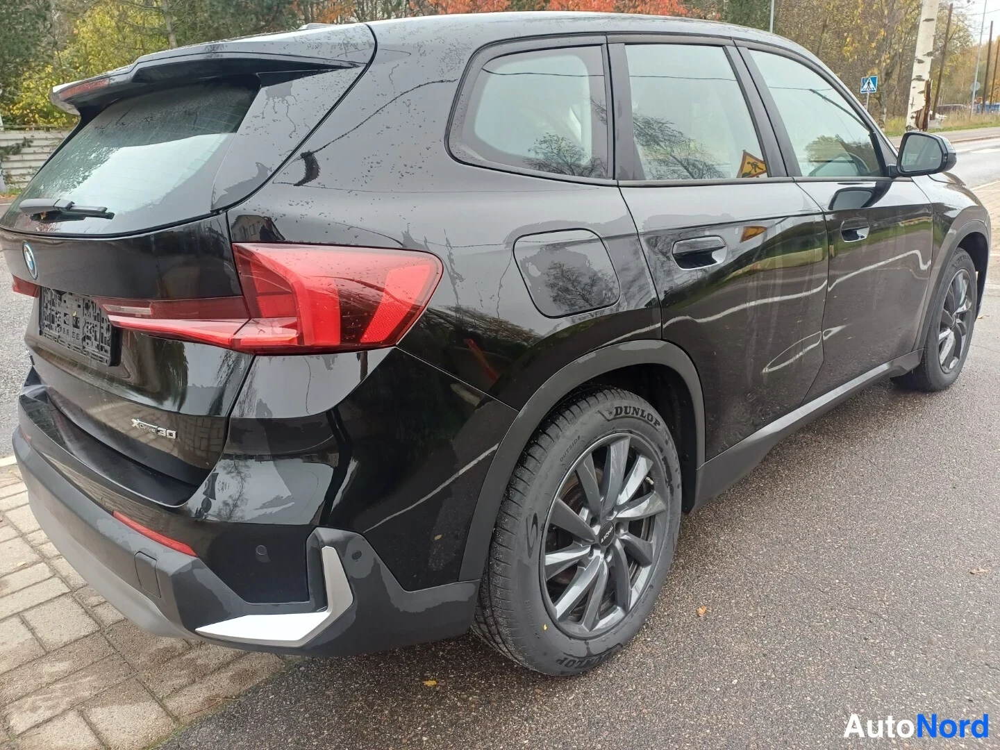 Musta BMW iX1 xDrive30 2023, takaviisto, kuva 6