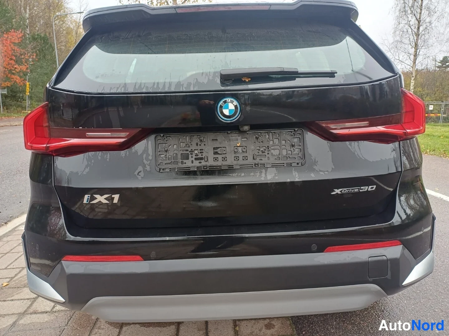 Musta BMW iX1 xDrive30 2023, takaa, kuva 8